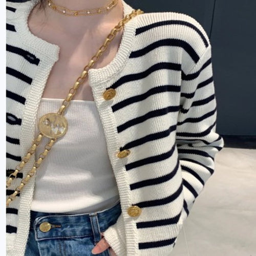 Cardigan pour femmes avec boutons élégants et motif rayé Chic & Stil