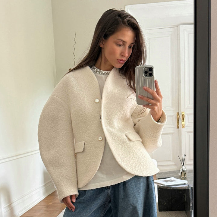 Veste en boucle tendance pour femmes avec épaules tombantes et fermeture par bouton Chic & Stil