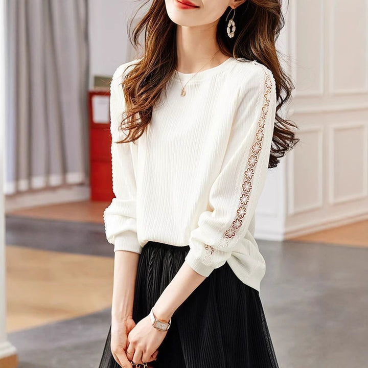 Pull en tricot élégant pour femme avec des détails en fine côtes et des inserts décoratifs Chic & Stil