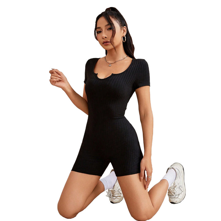 Salopette courte pour femmes avec un élégant col en V et une texture côtelée minimaliste Chic & Stil