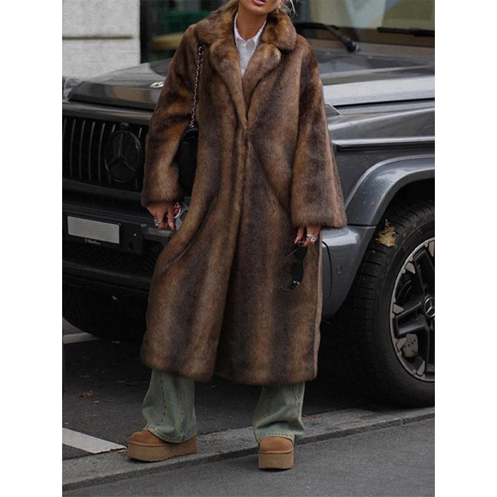 Women Luxurious Faux Fur Coat with Large Lapels and Soft Lining Lune London