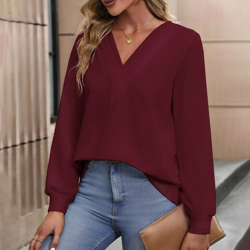 Elegant ladies V-neck top in fine fabric with refined seams Amarae