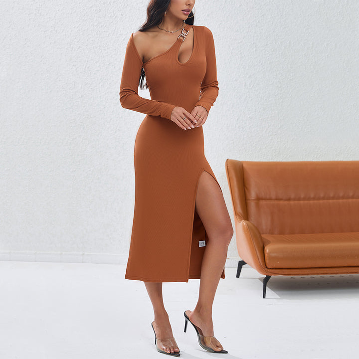 Robe ajustée pour femmes à manches longues avec fente latérale et décolleté asymétrique Chic & Stil