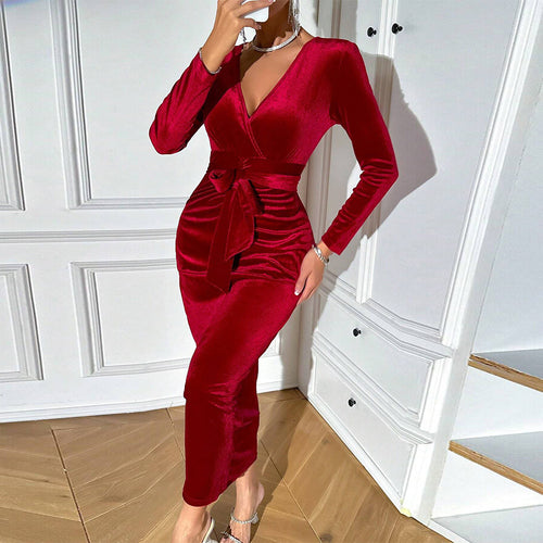 Robe portefeuille élégante pour femmes avec une ceinture chic à la taille et une coupe cintrée.