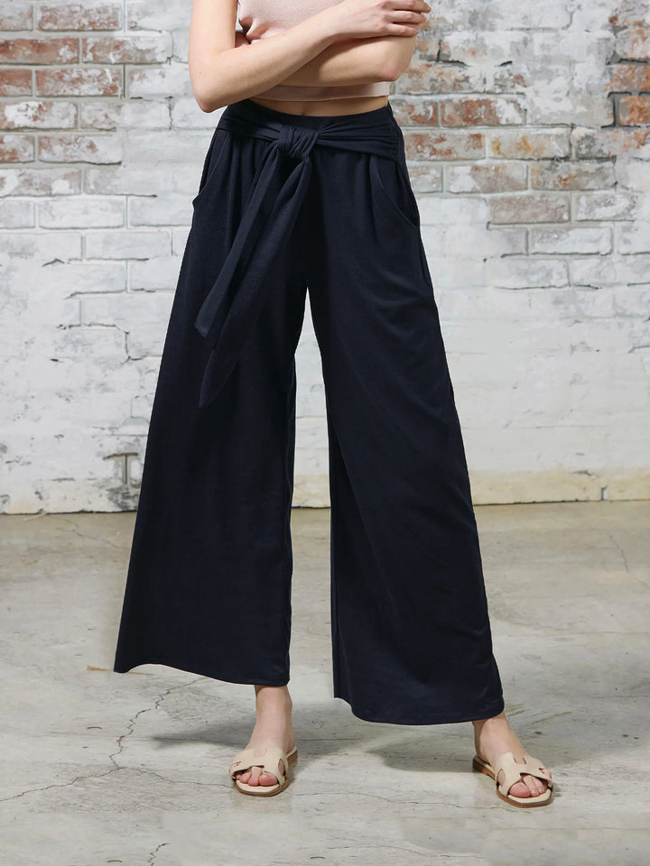 Loose jersey pants for women with a tie belt and high waist Lune London