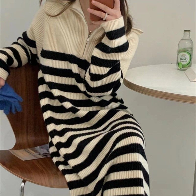 Robe en tricot pour femmes avec col montant moderne et fermeture éclair fonctionnelle Chic & Stil