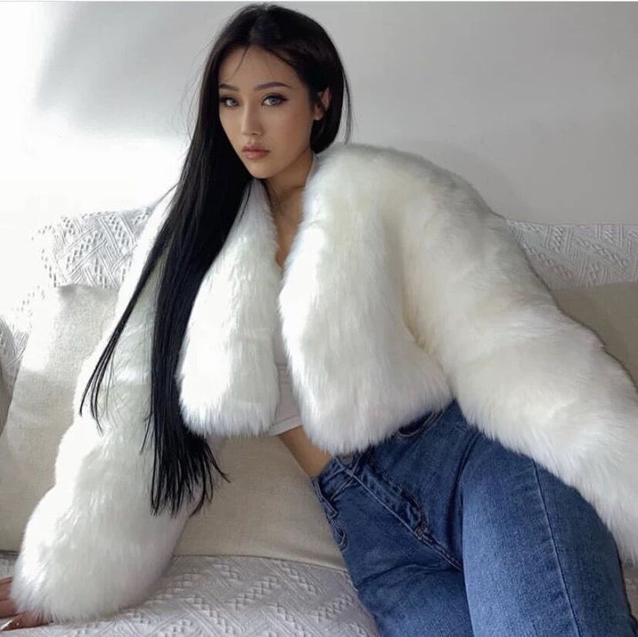 Ladies short artistic coat in faux fur with voluminous sleeves Lune London