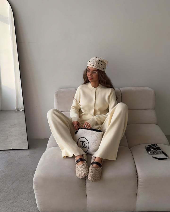 Casual knitted ensemble for women with button closure and comfortable fit Lune London