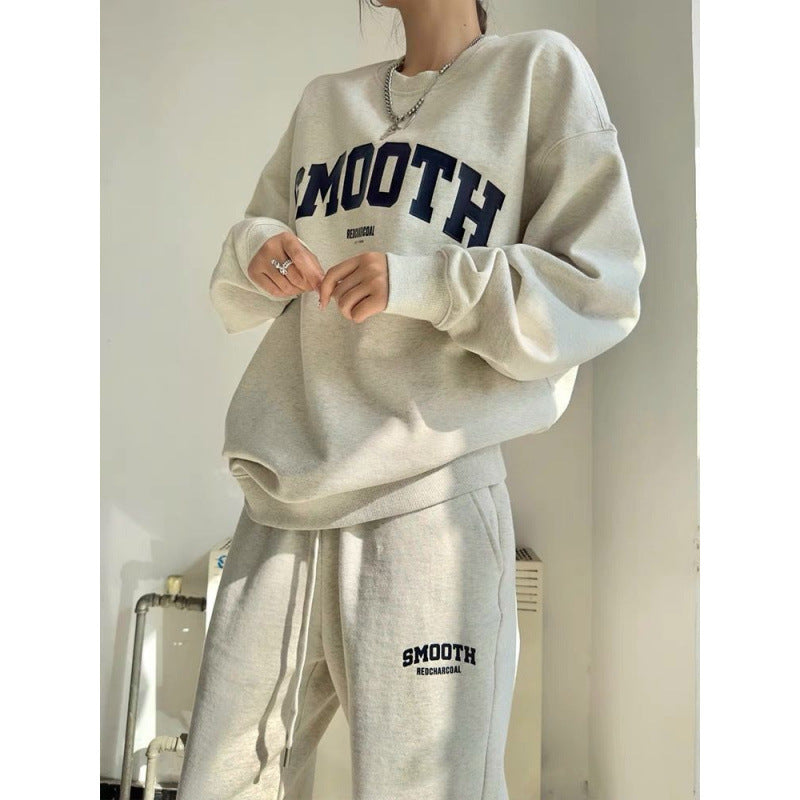 Women's set with cropped sweatshirt and comfortable jogging pants Chic & Stil
