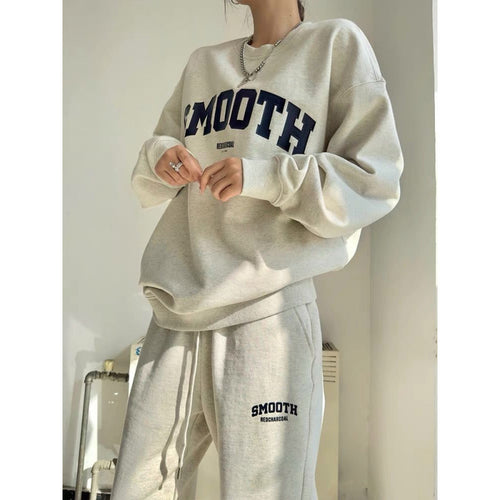 Women's set with cropped sweatshirt and comfortable jogging pants Chic & Stil