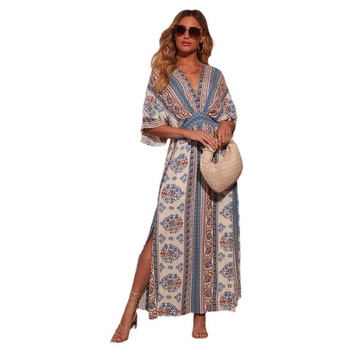 Maxi dress for women with an elegant V-neck, side slit, and floral pattern Chic & Stil