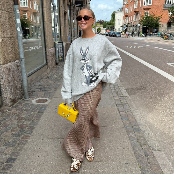 Women's sweatshirt with a relaxed fit and a fun Bugs Bunny design Lune London