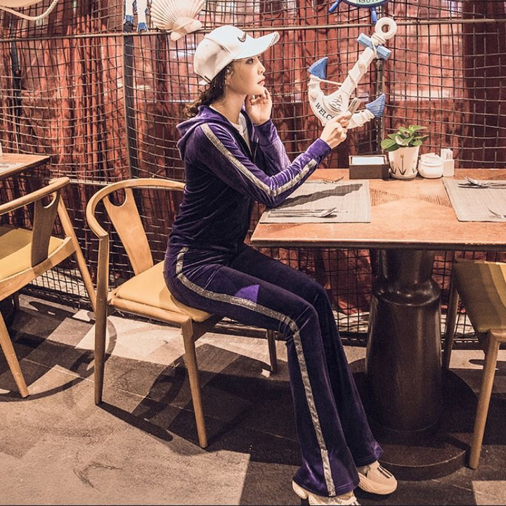 Women's sporty fleece loungewear set with glittering accents Chic & Stil