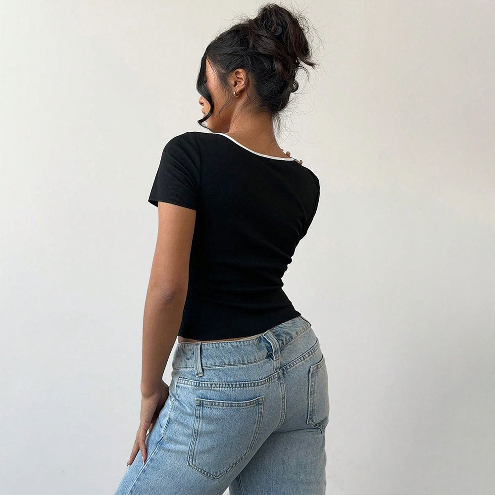 Top court pour femmes avec des boutons en forme de papillon décoratifs et un décolleté en V à la mode Chic & Stil