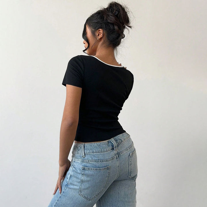 Top court pour femmes avec des boutons en forme de papillon décoratifs et un décolleté en V à la mode Chic & Stil