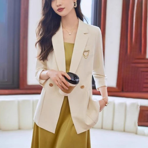 Blazer féminin à la mode avec des détails de bouton élégants Chic & Stil
