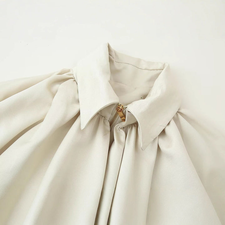 Blouse élégante pour femmes avec des plis modernes et des manches volumineuses Chic & Stil