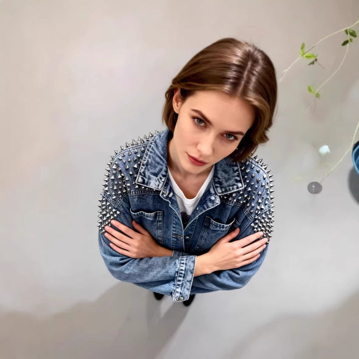 Veste en denim pour femmes avec embellissements en clous Chic & Stil