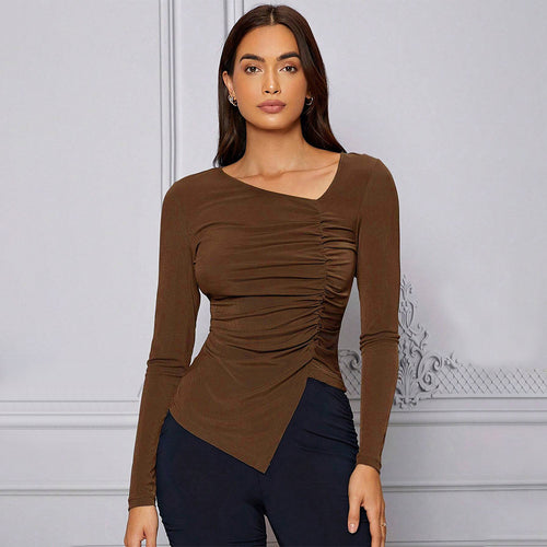 Top ajusté à manches longues pour femmes avec un design drapé asymétrique Chic & Stil