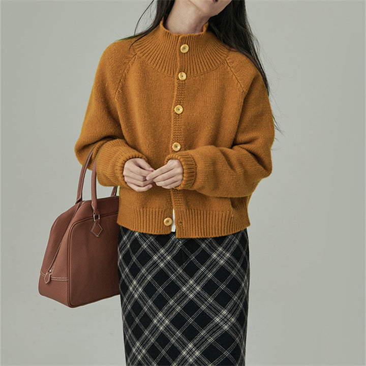 Cardigan pour femmes avec col haut et grands boutons en bois Chic & Stil