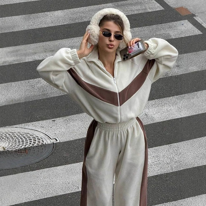 Women’s fleece jogging set with zipper and practical design Lune London