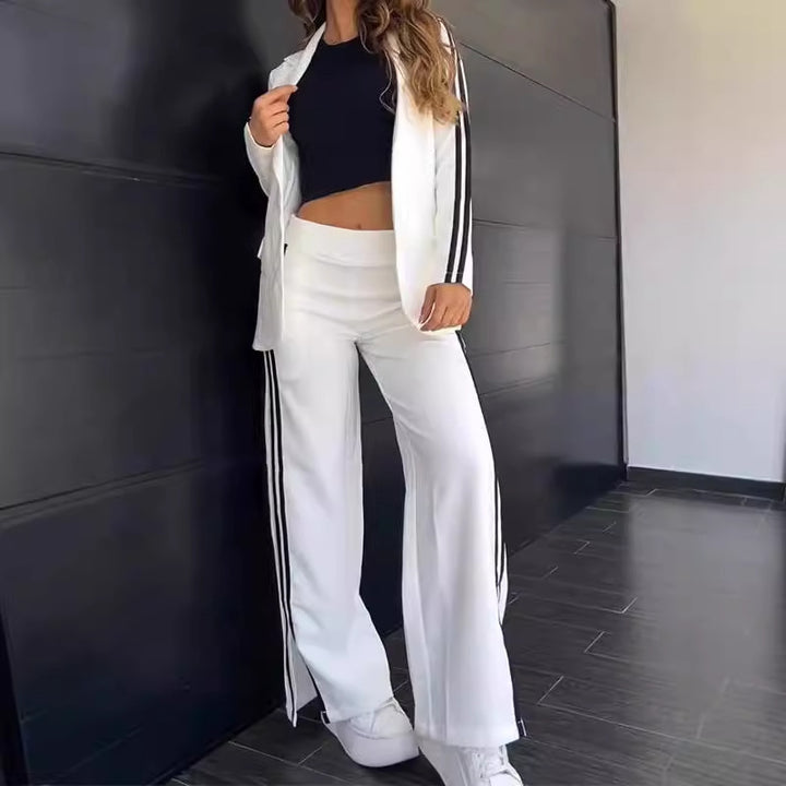 Ensemble de costume féminin à la mode avec ceinture élastique et accents sportifs Chic & Stil