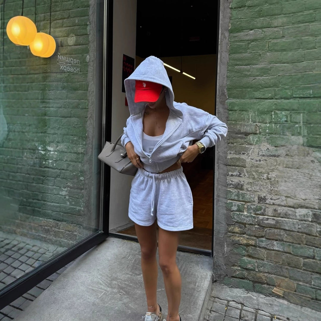 Casual women's set with short sleeves featuring a hoodie and comfortable elasticized waist Lune London