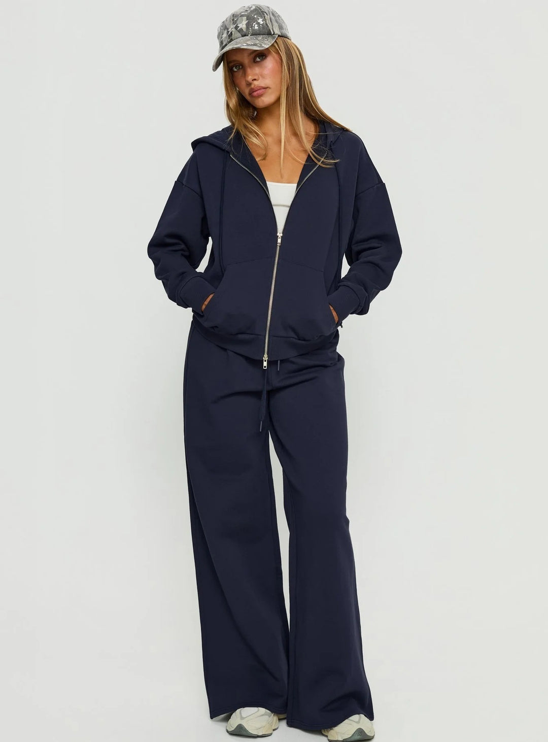 Women's fashionable lounge set with a relaxed fit and innovative design Chic & Stil