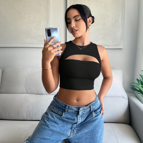 Chic & Stil women's crop top with trendy cut and fitted design