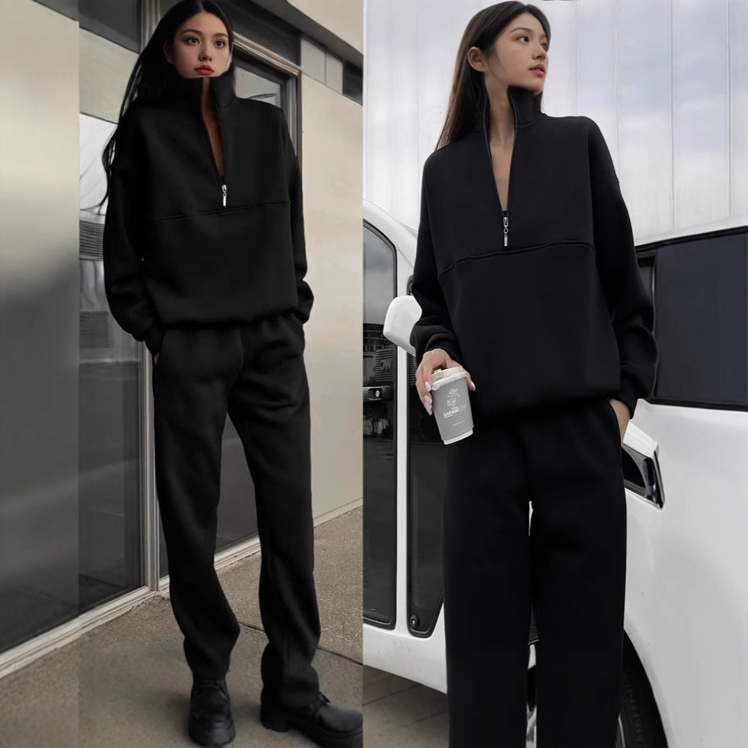 Women's sweatshirt and jogging pants set with modern stand-up collar Chic & Stil