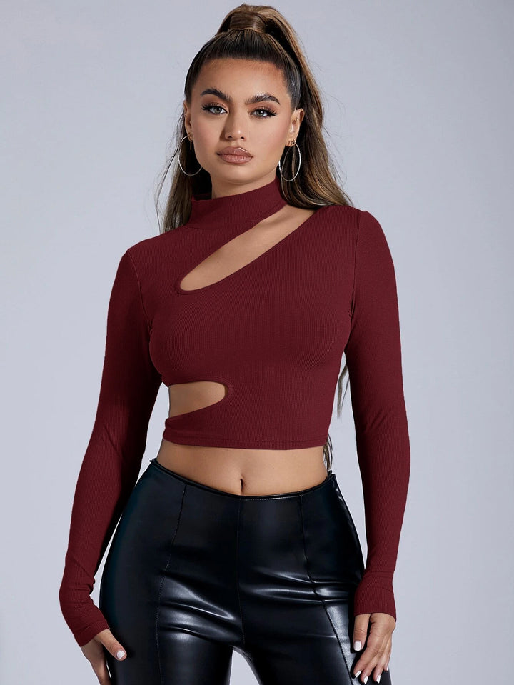 Haut court à manches longues ajusté pour femmes avec découpe asymétrique Chic & Stil
