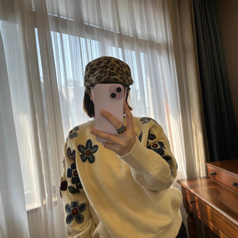 Pull féminin tendance avec design brodé floral Chic & Stil