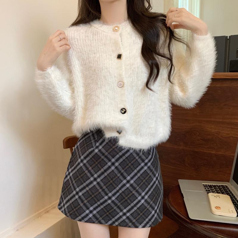 Cardigan moelleux pour femmes avec des détails de boutons élégants et des manches longues Chic & Stil