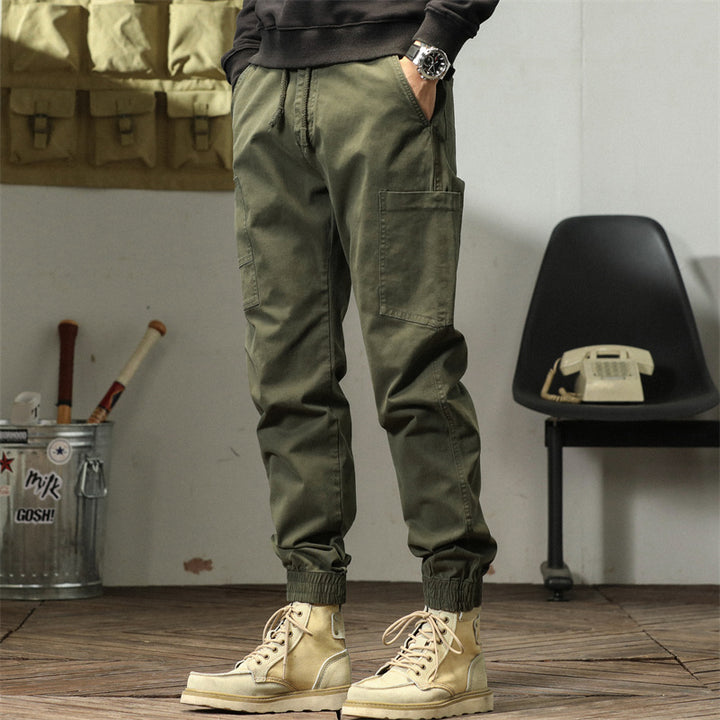 Comfortable cargo pants for men with practical side pockets Lune London