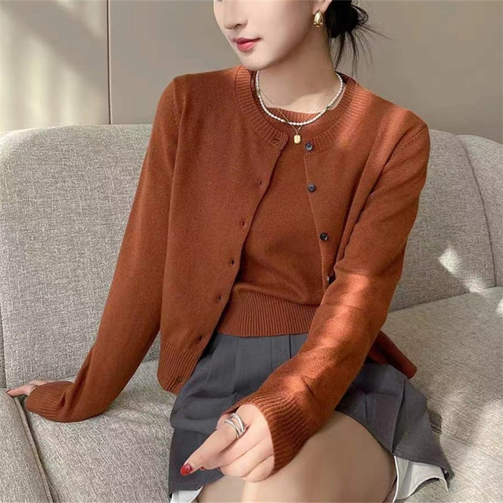 Cardigan femme en maille fine avec détails de boutons et encolure ronde Chic & Stil