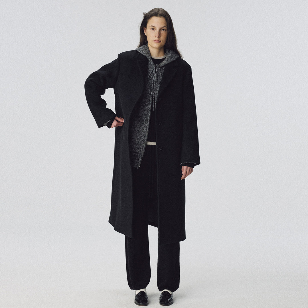 Manteau long élégant pour femme avec des revers tendance et des poches plaquées Chic & Stil
