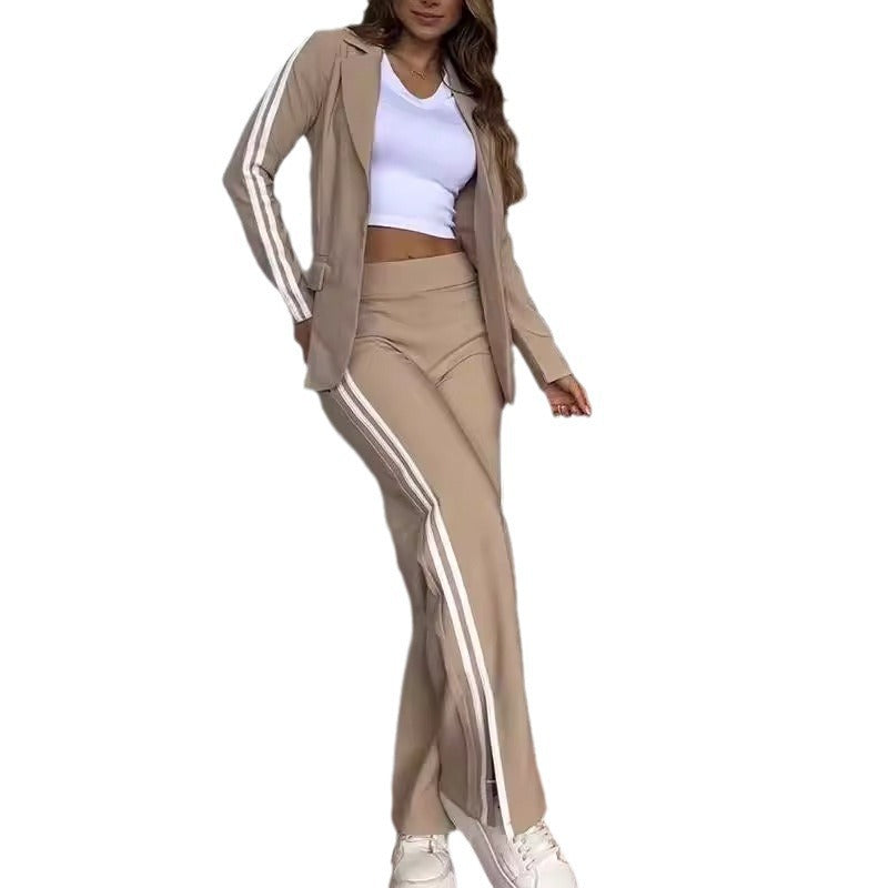 Ensemble de costume féminin à la mode avec ceinture élastique et accents sportifs Chic & Stil