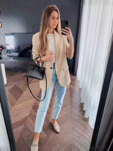 Tailored women's jacket with elegant lapels and practical pockets Amarae