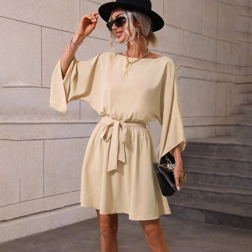 Robe minuscule pour femmes avec large manche chauve-souris et ceinture à la taille Chic & Stil