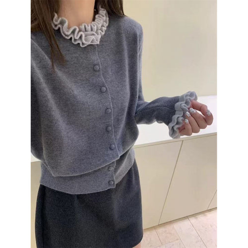 Cardigan pour femmes avec col volanté et détails de boutons Chic & Stil