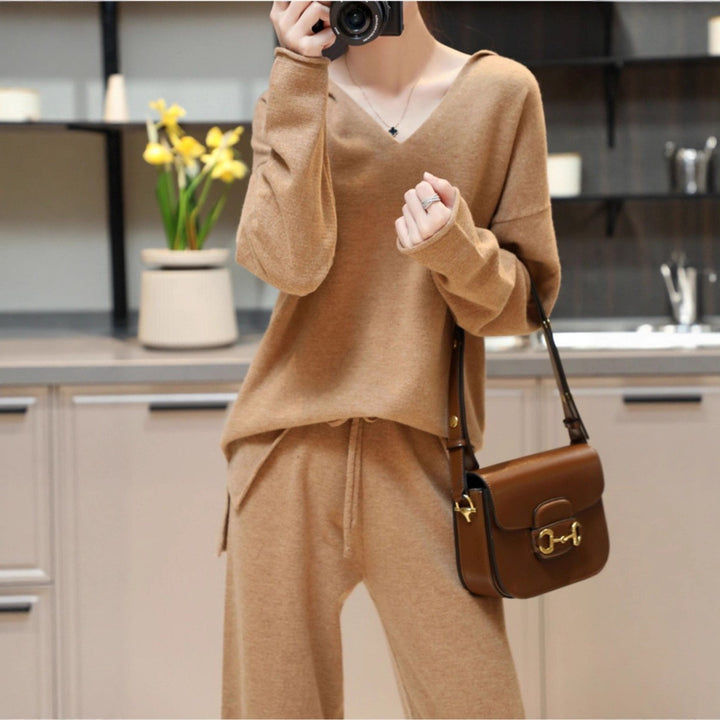 Pull féminin confortable à col en V avec une coupe décontractée et une texture douce Chic & Stil