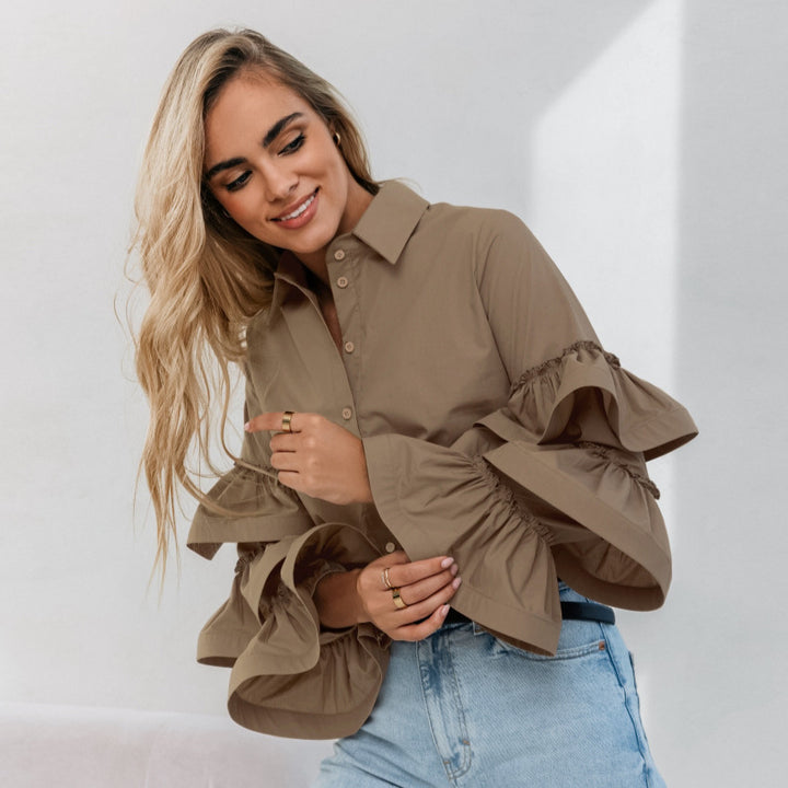 Women's blouse with voluminous ruffle details and a classic collar Lune London
