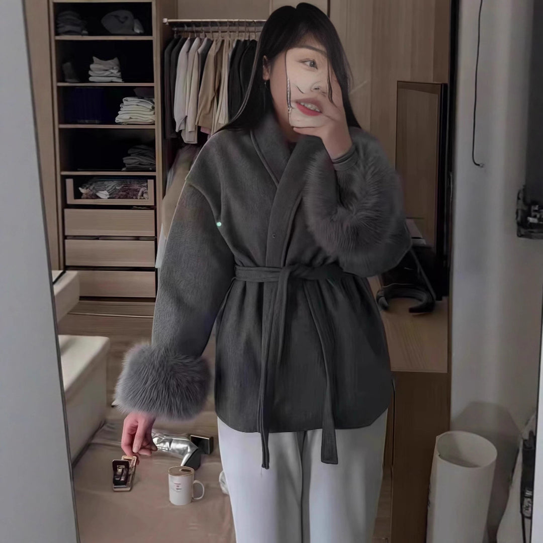 Elegant fleece jacket for women with removable faux fur collar and belt Lune London