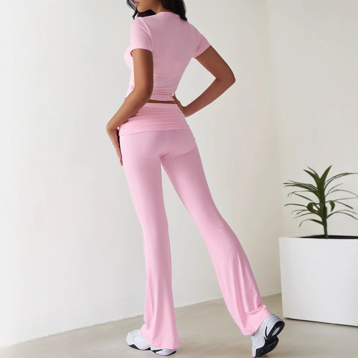 Ensemble de sport pour femmes avec haut ajusté et leggings évasés Chic & Stil