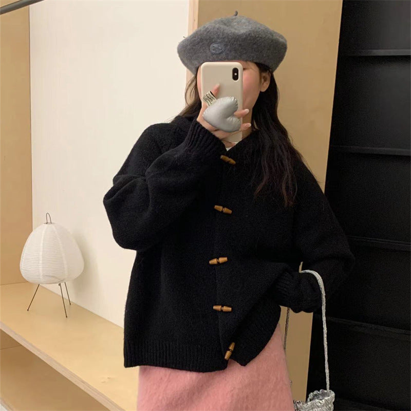 Cardigan en tricot épais pour femmes avec capuche pratique et boutons en bois décoratifs Chic & Stil