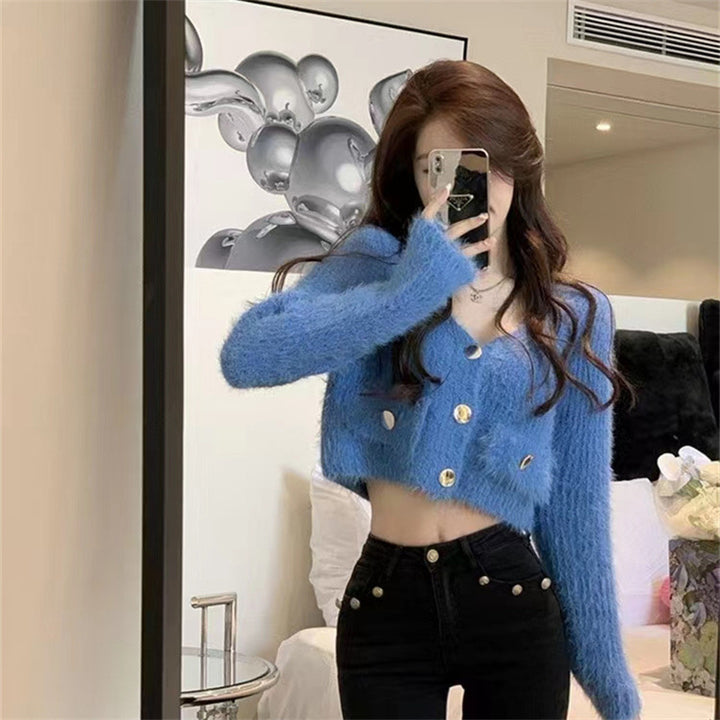 Cardigan en peluche pour femmes avec col en V et boutons décoratifs Chic & Stil