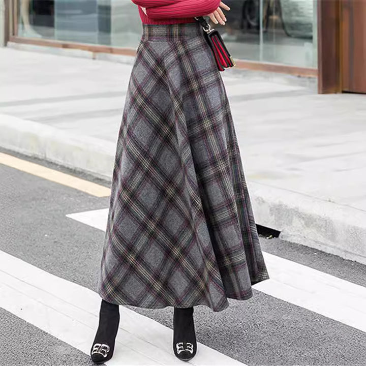 Elegant checkered skirt for women in high-quality wool blend with high waist Lune London