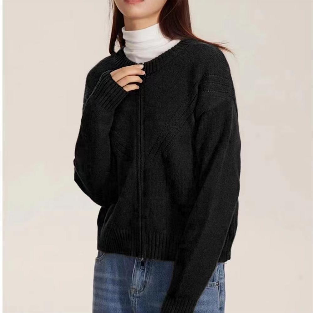 Cardigan pour femmes avec fermeture éclair moderne et motif en cable tendance Chic & Stil