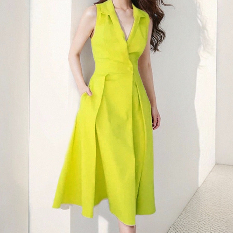 Robe midi élégamment ajustée pour femmes avec un profond décolleté en V et des poches pratiques Chic & Stil