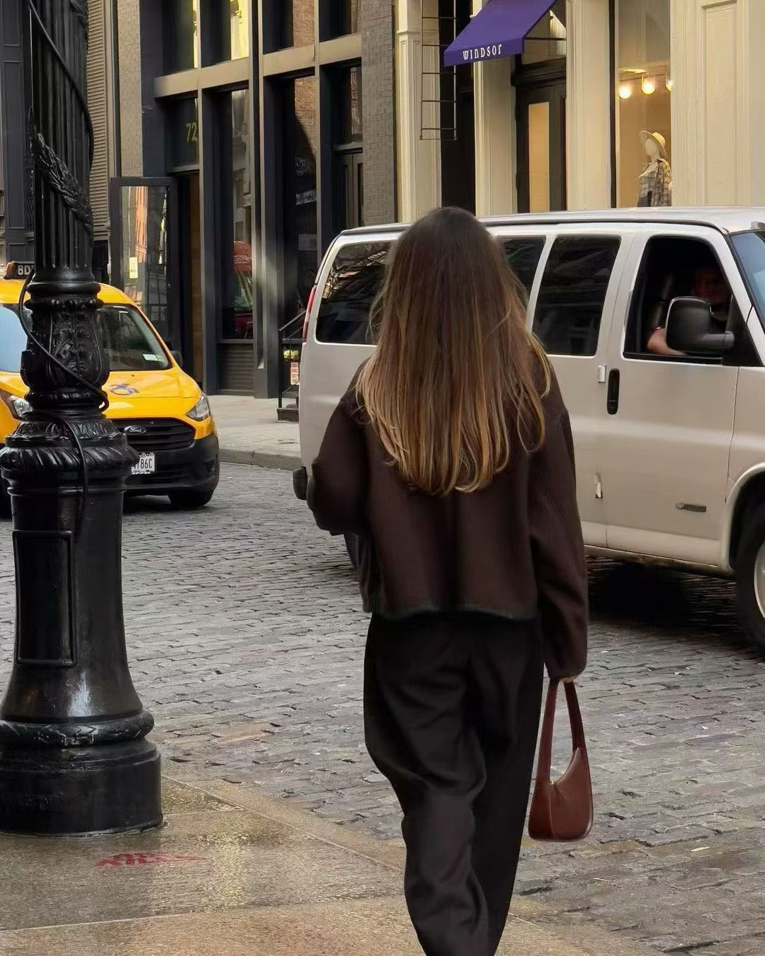 Veste de mode femme avec détails de boutons élégants et coutures contrastées Chic & Stil